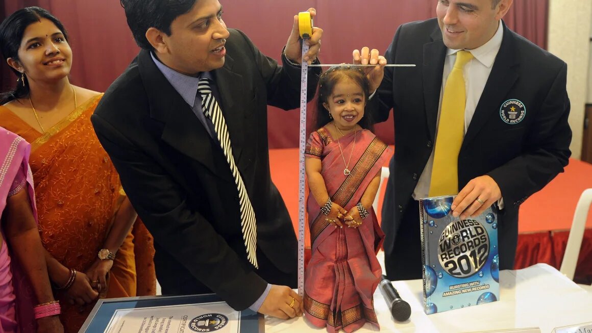How lives the world’s smallest woman