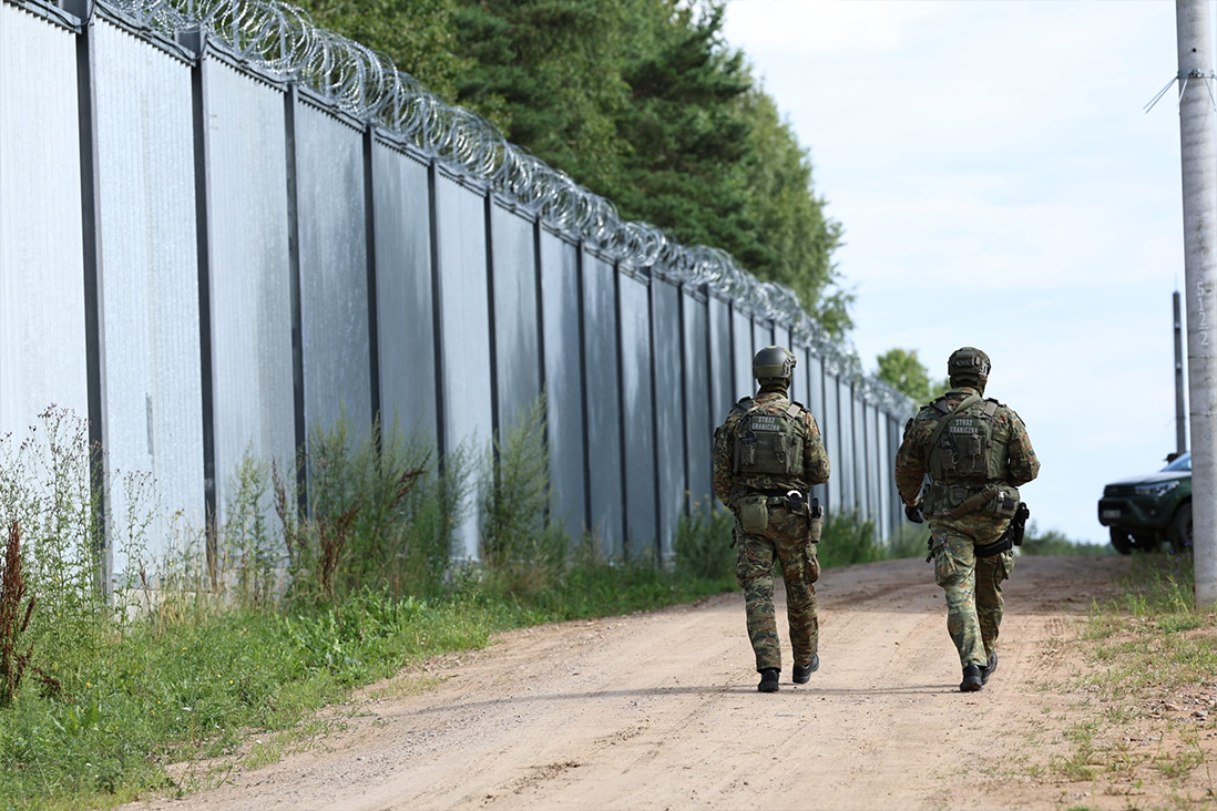 Poland mines fields on the border with Belarus